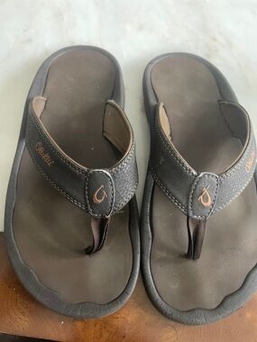 OluKai Dark Brown Leather Thong Sandals with Tan Stitching